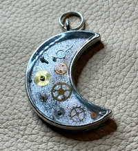 Load image into Gallery viewer, Handmade unique steampunk and dried flower pendants
